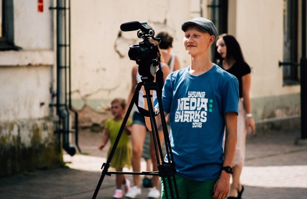 Lietuvos jaunimas kviečiamas dalyvauti nemokamoje tarptautinėje medijų stovykloje Latvijoje „Young Media Sharks“