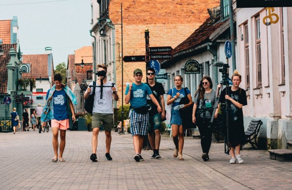 Lietuvos jaunimas kviečiamas dalyvauti nemokamoje tarptautinėje medijų stovykloje Latvijoje „Young Media Sharks“