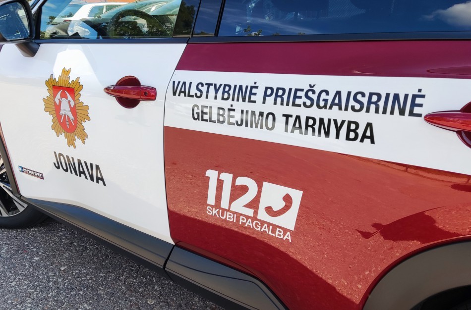 Juodi dūmai išgąsdino vairuotojus, o ryte dūmais prisipildė namas