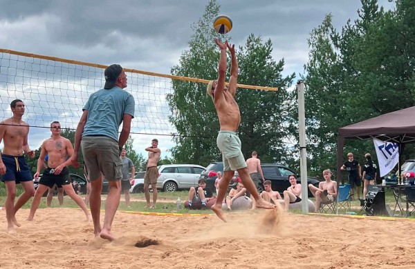 Paplūdimio tinklinis Panoteriuose: sportininkų gausa ir verslininkų pagalba jaunimui 