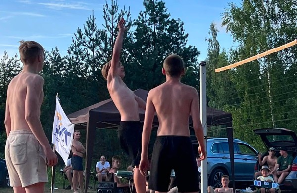 Paplūdimio tinklinis Panoteriuose: sportininkų gausa ir verslininkų pagalba jaunimui 