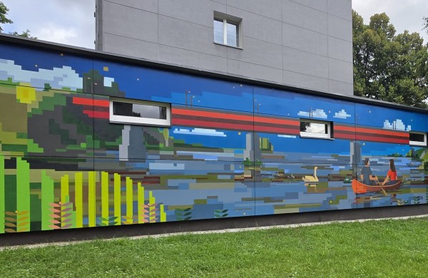 Jonava pasipuošė dar vienu gatvės meno kūriniu: ant senojo boilerinės pastato atgijo miesto peizažas 