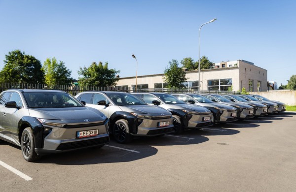 Į Jonavą atvyko 8 nauji elektromobiliai: paaiškėjo, kam jie bus skirti