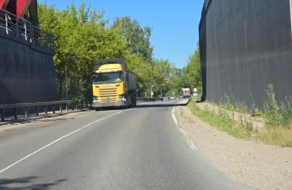 Pavojinga duobė Jonavoje kelia vairuotojų pyktį: „Laukiama, kol čia kas nors žus?“