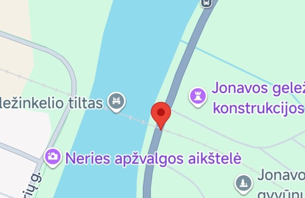 Pavojinga duobė Jonavoje kelia vairuotojų pyktį: „Laukiama, kol čia kas nors žus?“
