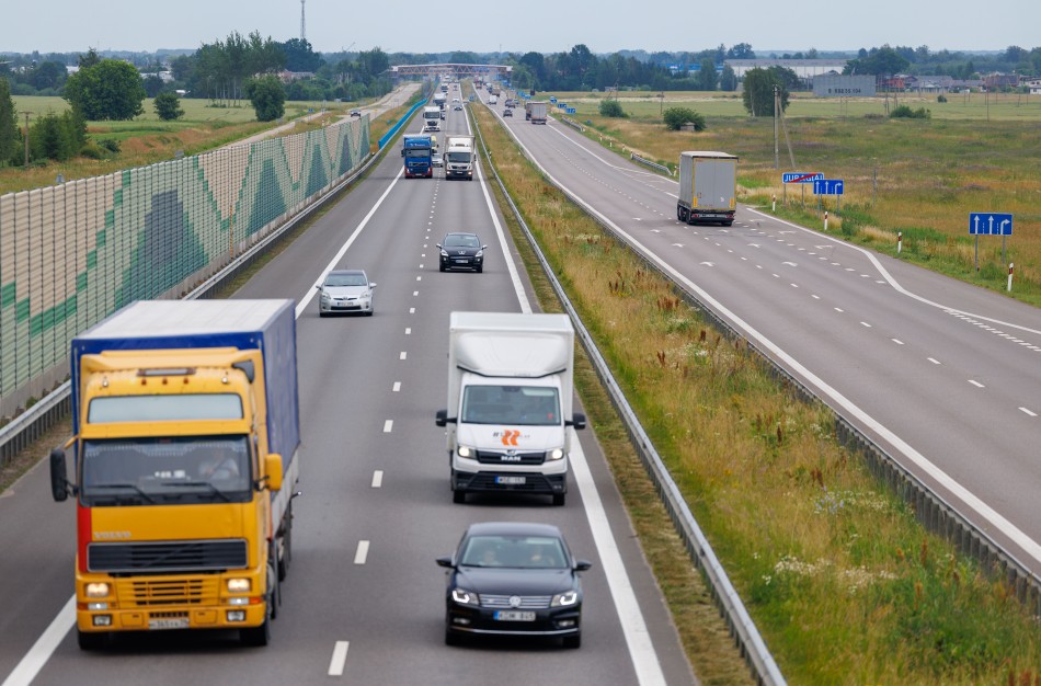 Apklausa: dauguma sutinka, kad sunkiasvoris transportas būtų apmokestintas pagal keliams daromą poveikį