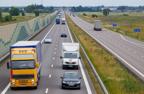 Apklausa: dauguma sutinka, kad sunkiasvoris transportas būtų apmokestintas pagal keliams daromą poveikį
