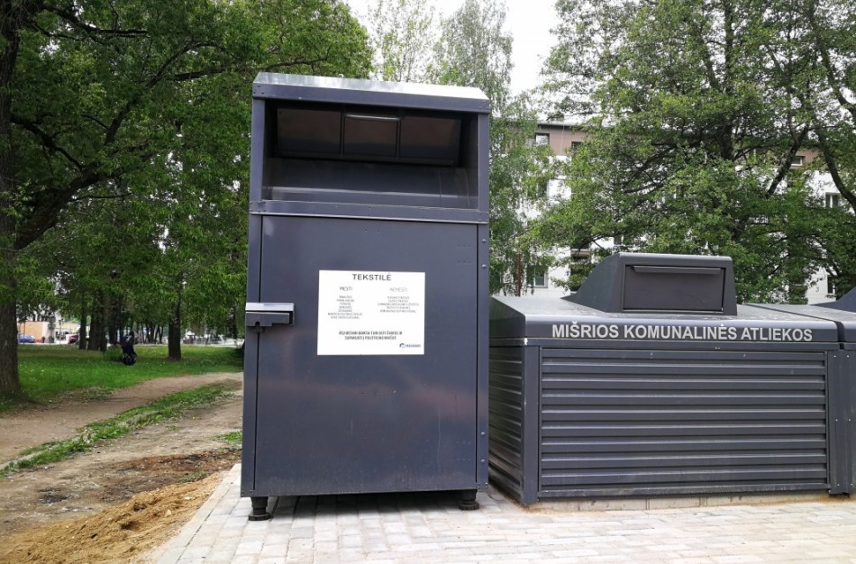 Šiukšlintojai tiek prisišiukšlino, kad kentės ir kiti: Jonavoje panaikins dalį tekstilės konteinerių