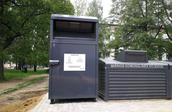 Šiukšlintojai tiek prisišiukšlino, kad kentės ir kiti: Jonavoje panaikins dalį tekstilės konteinerių