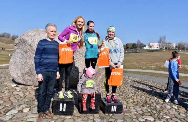 Aplink tvenkinius ratus suko ir ilgų nuotolių bėgikai