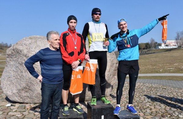 Aplink tvenkinius ratus suko ir ilgų nuotolių bėgikai