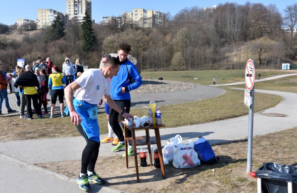 Aplink tvenkinius ratus suko ir ilgų nuotolių bėgikai