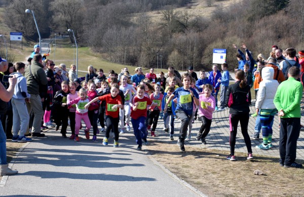 Aplink tvenkinius ratus suko ir ilgų nuotolių bėgikai