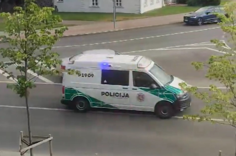 Pro Jonavos centrą pralėkė gausus policijos ekipažų būrys: kur skubėjo pareigūnai?