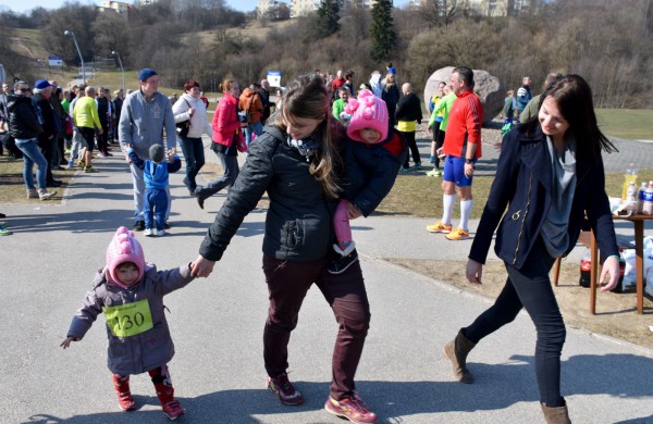 Aplink tvenkinius ratus suko ir ilgų nuotolių bėgikai