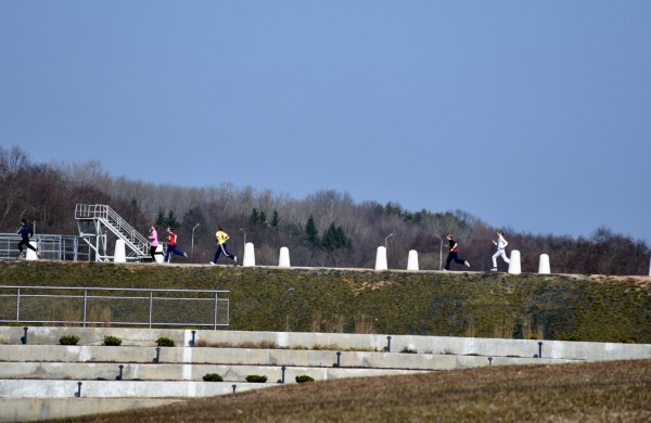 Aplink tvenkinius ratus suko ir ilgų nuotolių bėgikai