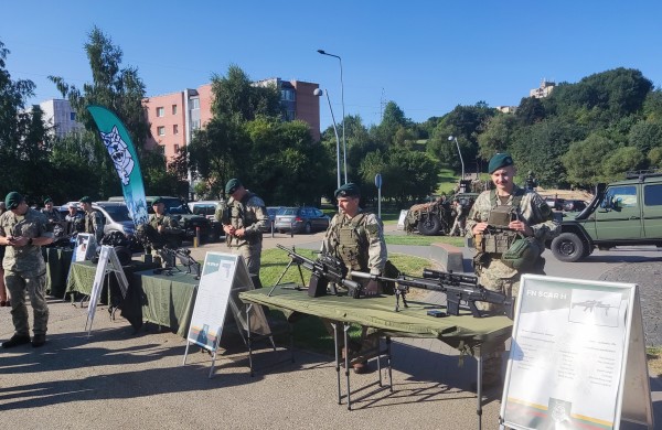 Joninių slėnyje priesaiką Lietuvai davė daugiau kaip 90 jaunųjų Vilkų
