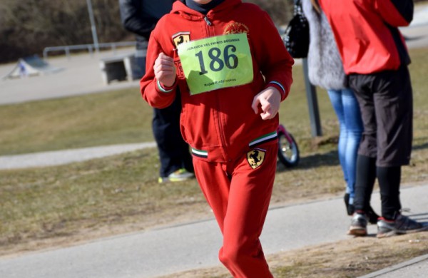 Aplink tvenkinius ratus suko ir ilgų nuotolių bėgikai