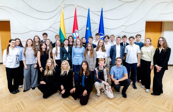 Darbą pradėjo moksleivių ministrų kabinetas: startuoja projektas „Moksleiviai – į Vyriausybę“