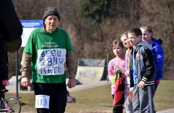 Aplink tvenkinius ratus suko ir ilgų nuotolių bėgikai