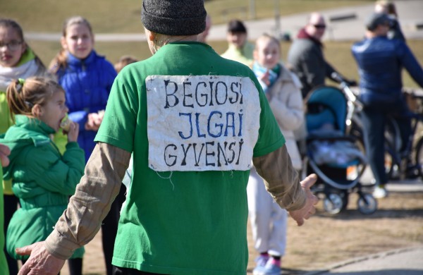 Aplink tvenkinius ratus suko ir ilgų nuotolių bėgikai