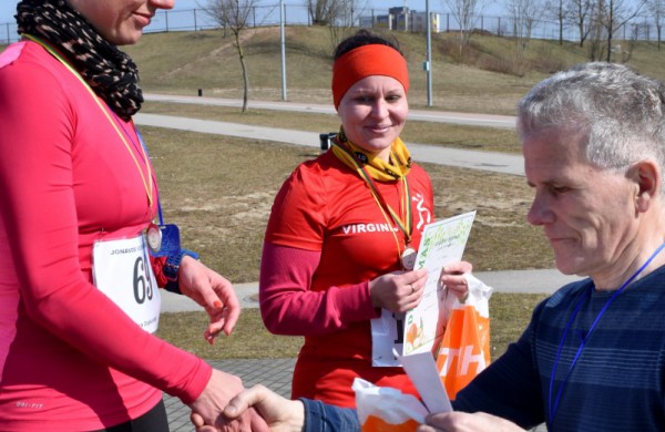 Aplink tvenkinius ratus suko ir ilgų nuotolių bėgikai