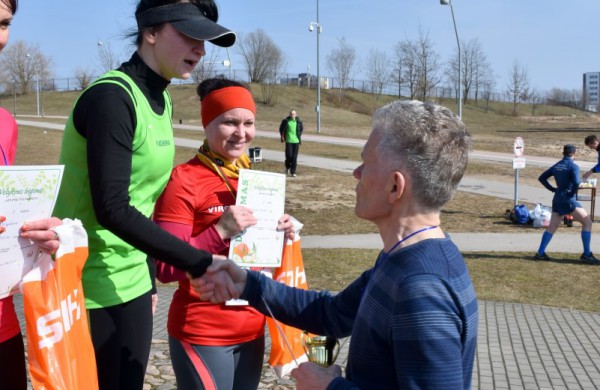 Aplink tvenkinius ratus suko ir ilgų nuotolių bėgikai