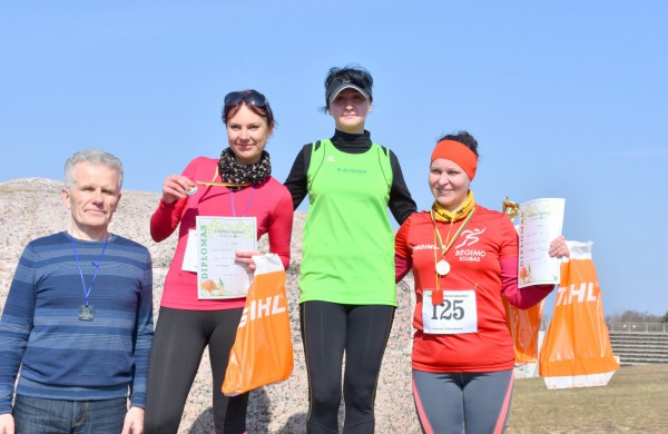 Aplink tvenkinius ratus suko ir ilgų nuotolių bėgikai