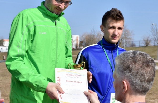 Aplink tvenkinius ratus suko ir ilgų nuotolių bėgikai