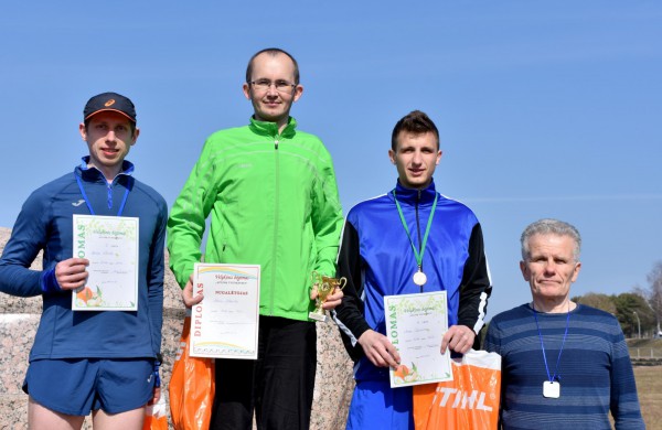 Aplink tvenkinius ratus suko ir ilgų nuotolių bėgikai