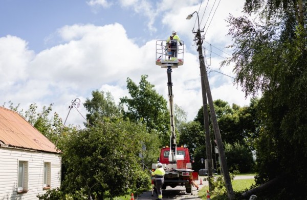 ESO ir „Litgrid“ vienija pajėgas, kad žmonėms į namus būtų greičiau grąžinta elektra: perdavimo operatorius siunčia pagalbą