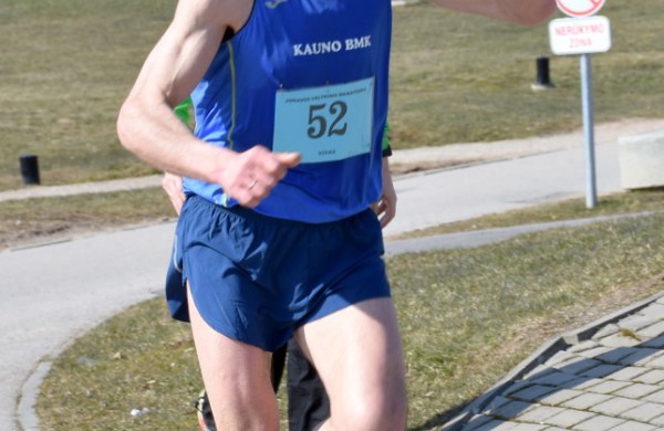 Aplink tvenkinius ratus suko ir ilgų nuotolių bėgikai