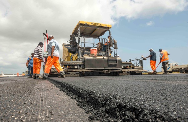 Asfaltas turėtų tarnauti apie 20 metų, bet kai kur tarnauja ir 50: ekspertai įspėja, kuo baigiasi uždelstas remontas