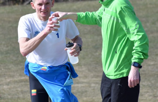 Aplink tvenkinius ratus suko ir ilgų nuotolių bėgikai