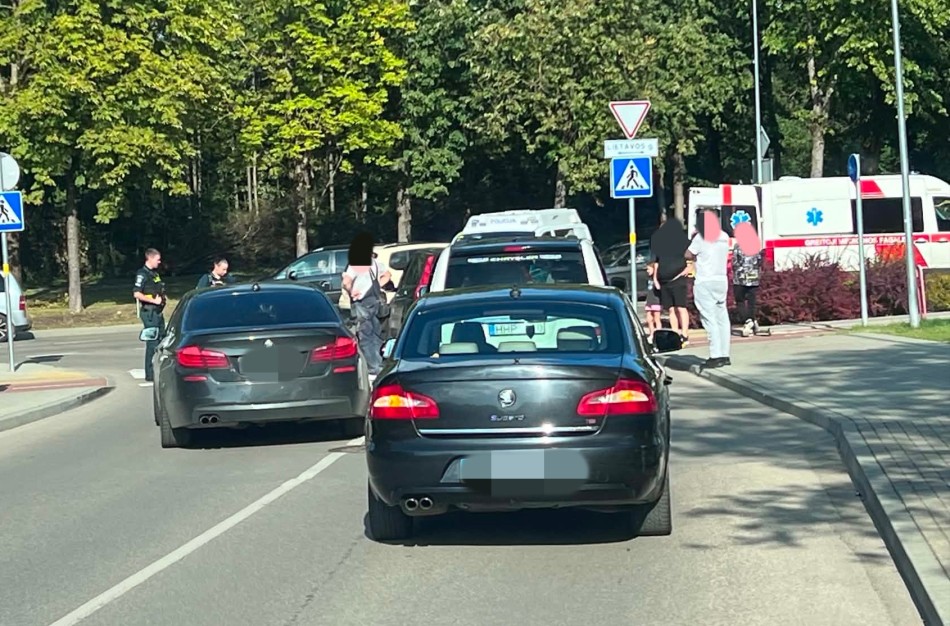 Jonavoje automobilis kliudė paspirtuku važiavusį nepilnametį