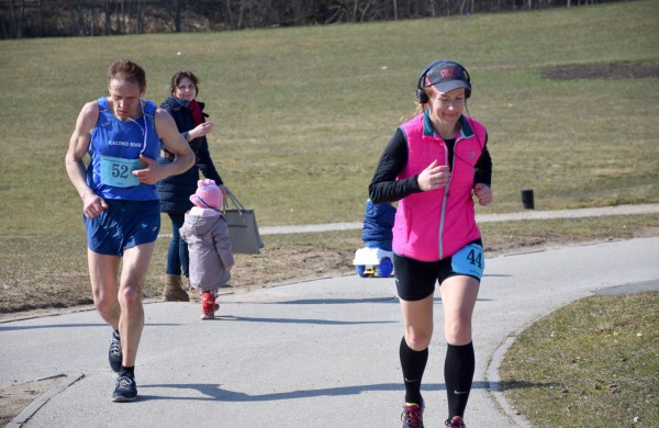 Aplink tvenkinius ratus suko ir ilgų nuotolių bėgikai