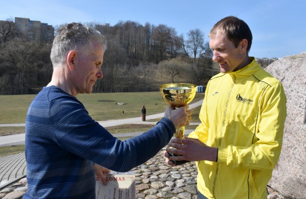 Aplink tvenkinius ratus suko ir ilgų nuotolių bėgikai