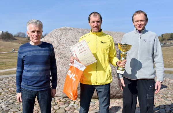 Aplink tvenkinius ratus suko ir ilgų nuotolių bėgikai