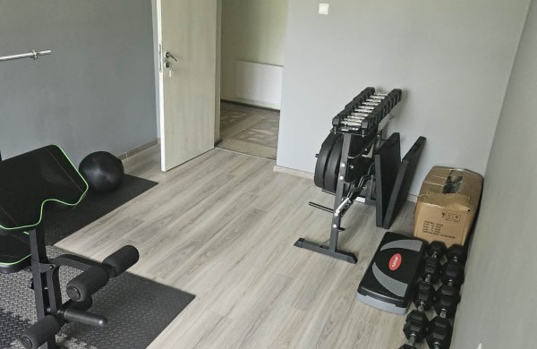 Nuo nenaudojamos patalpos iki sporto erdvės jaunimui: „Laimės kampelyje“ atidaryta nauja sporto salė 