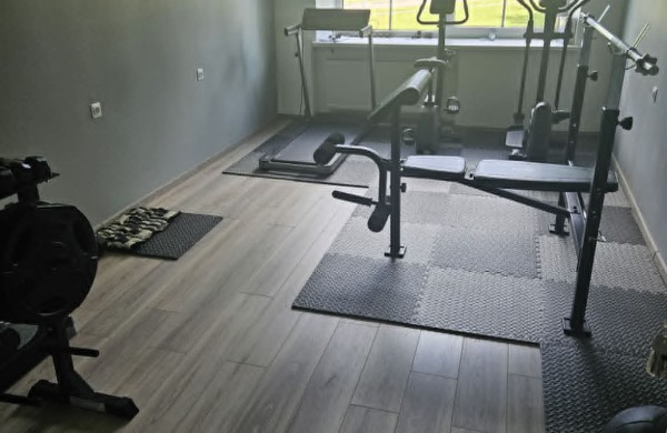 Nuo nenaudojamos patalpos iki sporto erdvės jaunimui: „Laimės kampelyje“ atidaryta nauja sporto salė 