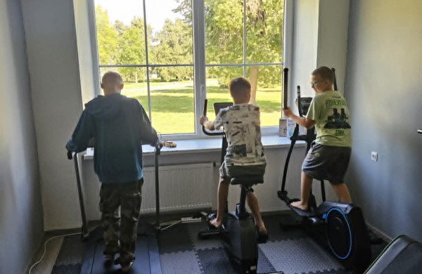Nuo nenaudojamos patalpos iki sporto erdvės jaunimui: „Laimės kampelyje“ atidaryta nauja sporto salė 
