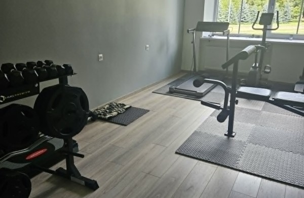 Nuo nenaudojamos patalpos iki sporto erdvės jaunimui: „Laimės kampelyje“ atidaryta nauja sporto salė 