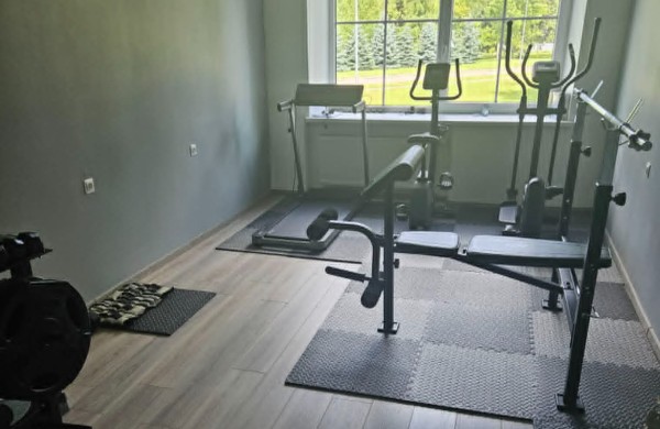 Nuo nenaudojamos patalpos iki sporto erdvės jaunimui: „Laimės kampelyje“ atidaryta nauja sporto salė 