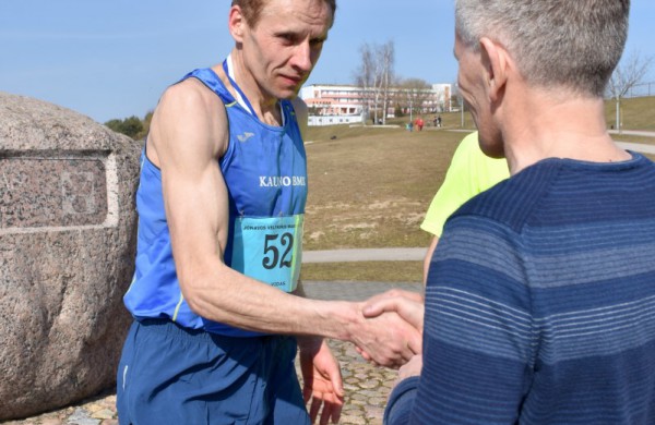 Aplink tvenkinius ratus suko ir ilgų nuotolių bėgikai