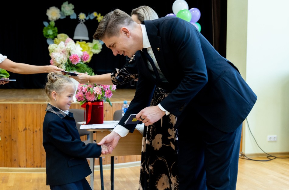 Premjero vaikai mokysis Jonavoje: Rugsėjo 1-ąją M. Sinkevičius šeimą atvedė į Justino Vareikio progimnaziją