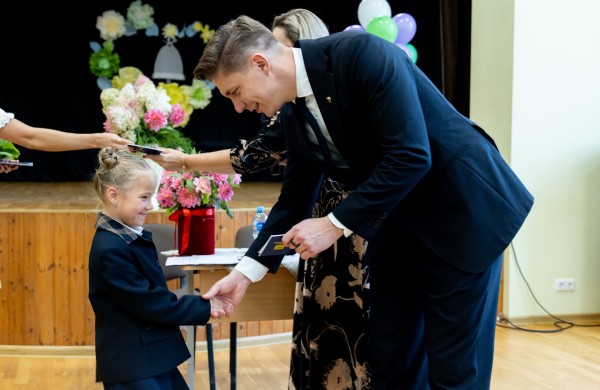 Premjero vaikai mokysis Jonavoje: Rugsėjo 1-ąją M. Sinkevičius šeimą atvedė į Justino Vareikio progimnaziją