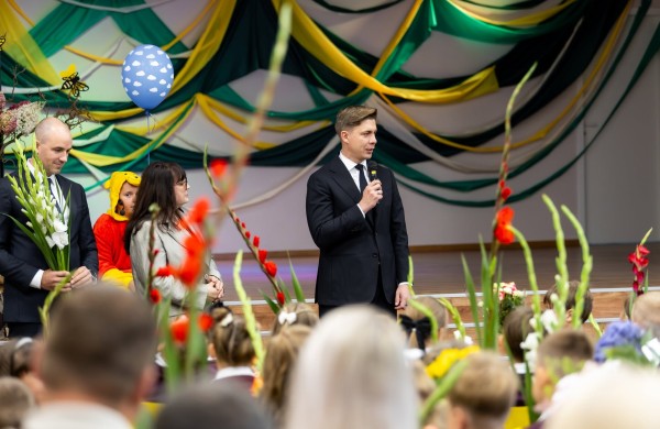 Premjero vaikai mokysis Jonavoje: Rugsėjo 1-ąją M. Sinkevičius šeimą atvedė į Justino Vareikio progimnaziją