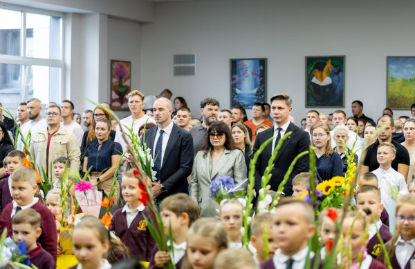 Premjero vaikai mokysis Jonavoje: Rugsėjo 1-ąją M. Sinkevičius šeimą atvedė į Justino Vareikio progimnaziją