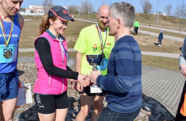 Aplink tvenkinius ratus suko ir ilgų nuotolių bėgikai