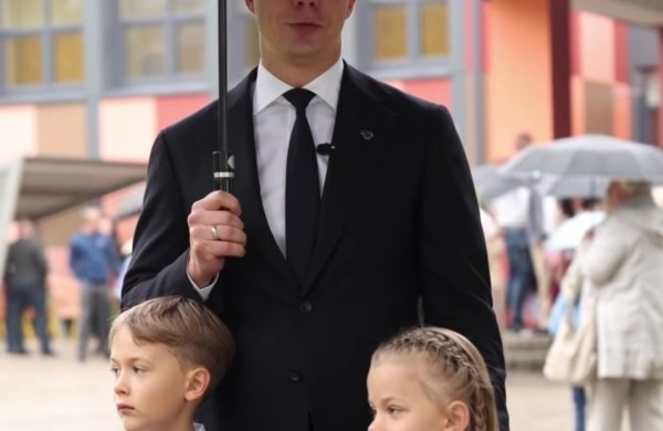 Premjero vaikai mokysis Jonavoje: Rugsėjo 1-ąją M. Sinkevičius šeimą atvedė į Justino Vareikio progimnaziją
